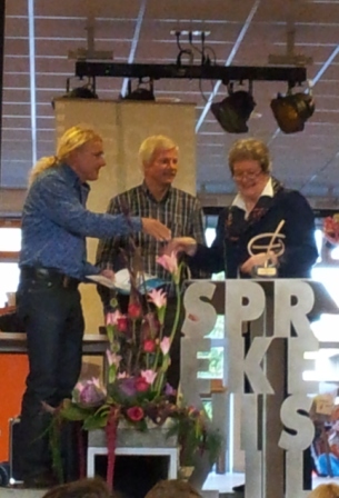 Tweede prijs, Edese Onderwijsprijs Uitreiking door wethouder van onderwijs, Gerrie Ligtelijn.